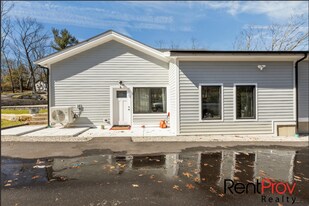 517 Country View Dr in Warwick, RI - Building Photo