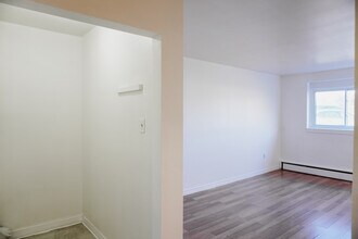 2448 Carling Ave in Ottawa, ON - Building Photo - Building Photo