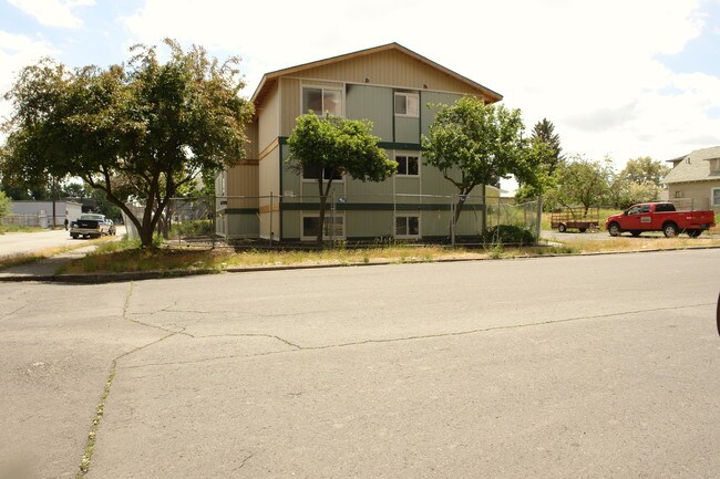 2824 E Everett Ave in Spokane, WA - Foto de edificio - Building Photo