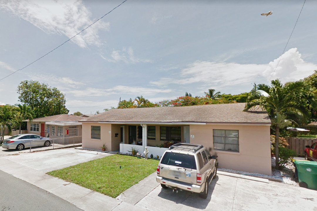 43 SW 10th St in Dania Beach, FL - Building Photo