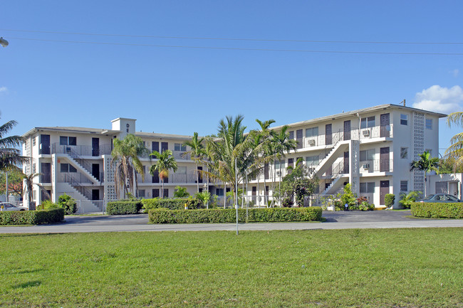 Delaware Plaza Apartments in Miami, FL - Building Photo - Building Photo