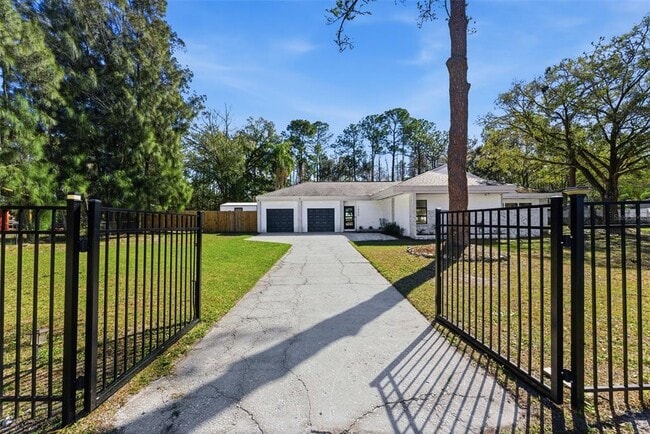 1566 Woodfield Ct in Lutz, FL - Building Photo - Building Photo