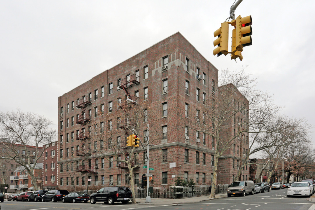 2598 36th St in Astoria, NY - Foto de edificio