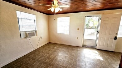 19 N Mango St in Englewood, FL - Building Photo - Building Photo