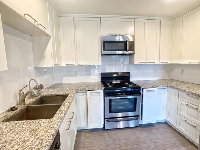 2811 Francis Ave in Los Angeles, CA - Building Photo - Building Photo