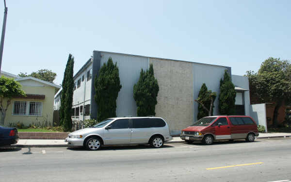 1075 Obispo Ave in Long Beach, CA - Foto de edificio - Building Photo