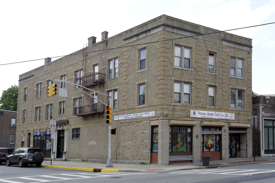 100 Bloomfield Ave in Montclair, NJ - Foto de edificio