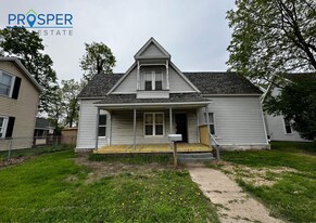 908 S Farwell St in Eau Claire, WI - Building Photo