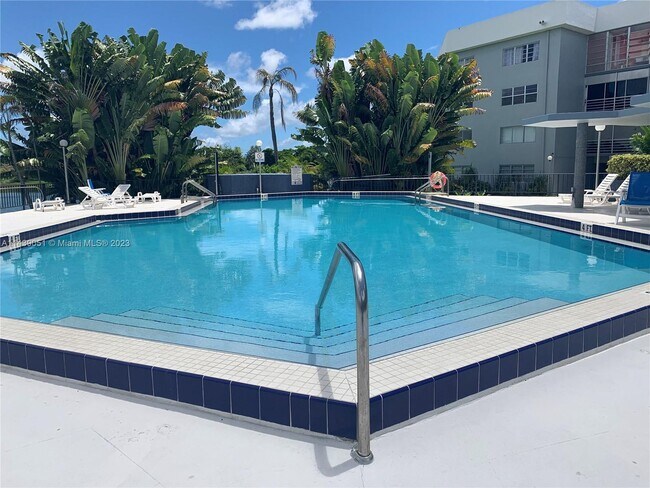 877 NE 195th St-Unit -318 in Miami, FL - Building Photo - Building Photo