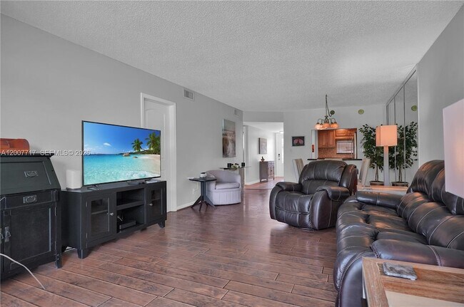 8941 S Hollybrook Blvd, Unit 203 in Pembroke Pines, FL - Foto de edificio - Building Photo