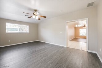 12613 Sixth St in Ft. Myers, FL - Foto de edificio - Building Photo