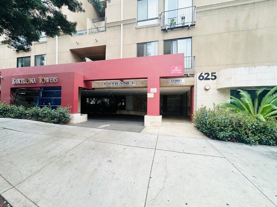 625 S Berendo St, Unit 213 in Los Angeles, CA - Foto de edificio
