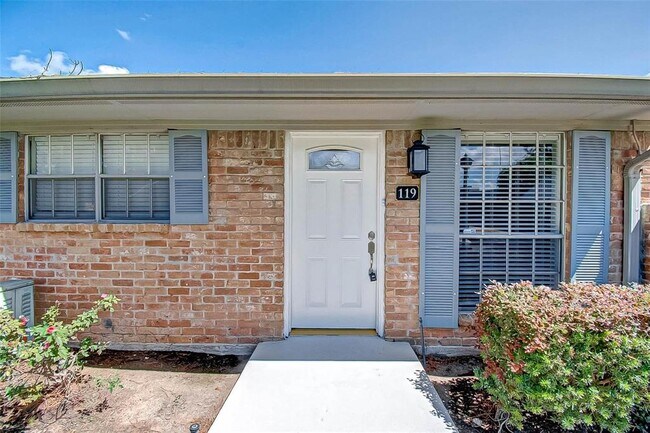 1104 W Tri Oaks Ln in Houston, TX - Building Photo - Building Photo
