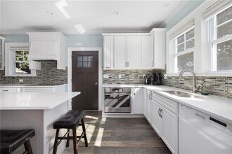 127 W Main Rd in Middletown, RI - Building Photo - Building Photo