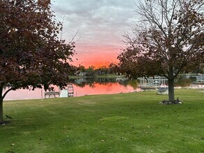 504 Burgess Dr in White Lake, MI - Foto de edificio - Building Photo