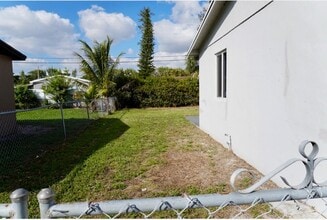 2401 NW 207th St in Miami Gardens, FL - Building Photo - Building Photo