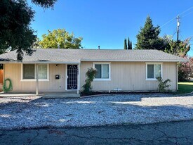 1645 Diamond St in Anderson, CA - Building Photo