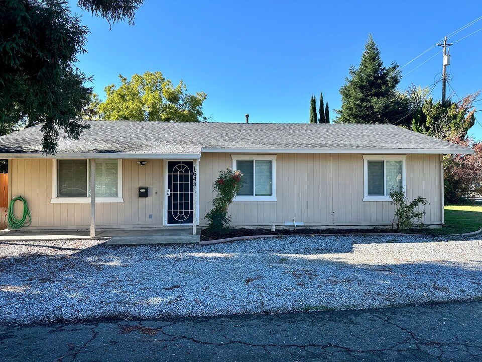 1645 Diamond St in Anderson, CA - Building Photo