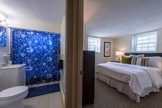 11 Brattle Dr, Unit 2 in Arlington, MA - Foto de edificio - Building Photo