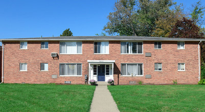 Lakeshore Apartments in St. Clair Shores, MI - Foto de edificio - Building Photo