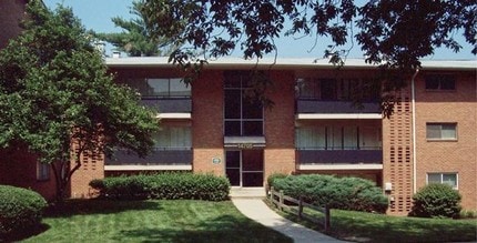 Laurel Pines in Laurel, MD - Building Photo - Building Photo