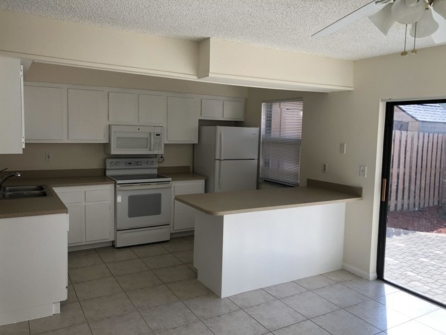 803 Sandtree Dr in Palm Beach Gardens, FL - Building Photo - Building Photo