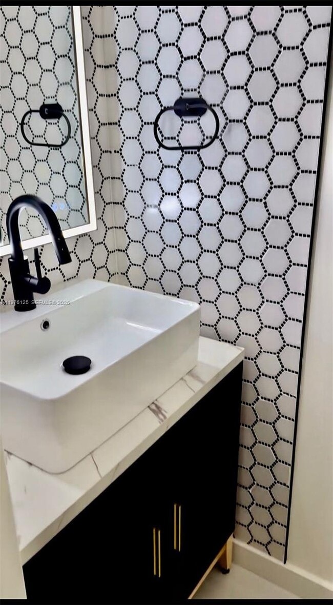 747 SE 1st Ave in Deerfield Beach, FL - Building Photo - Building Photo