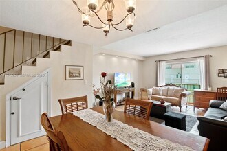 6703 N Kendall Dr in Pinecrest, FL - Building Photo - Building Photo