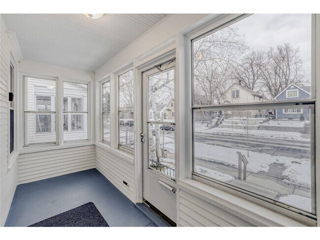 595 Hawthorne Ave E in St. Paul, MN - Building Photo - Building Photo