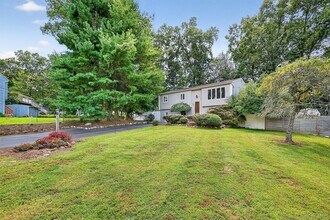 731 Manette Ln in Valley Cottage, NY - Foto de edificio - Building Photo