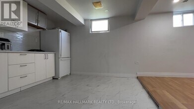 76 Shendale Dr in Toronto, ON - Building Photo - Building Photo