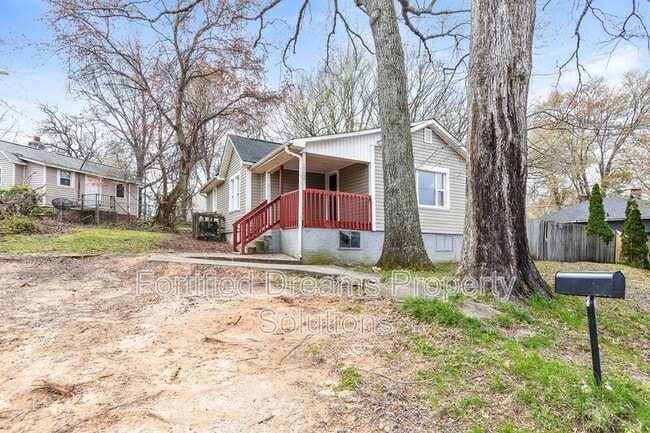 2240 Flag St in Winston-Salem, NC - Building Photo - Building Photo