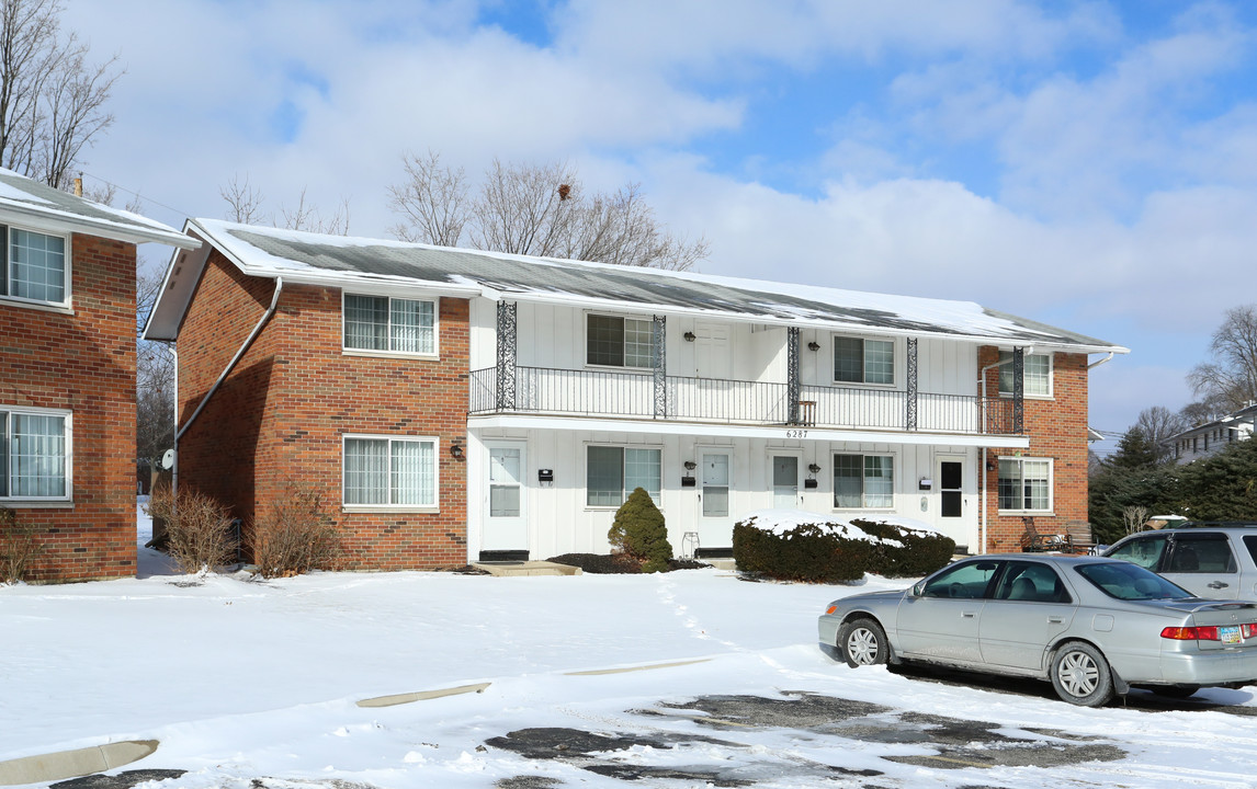 Devonshire Courts (921) in Columbus, OH - Building Photo