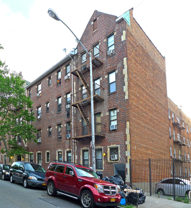 3415 94th St in Jackson Heights, NY - Foto de edificio - Building Photo