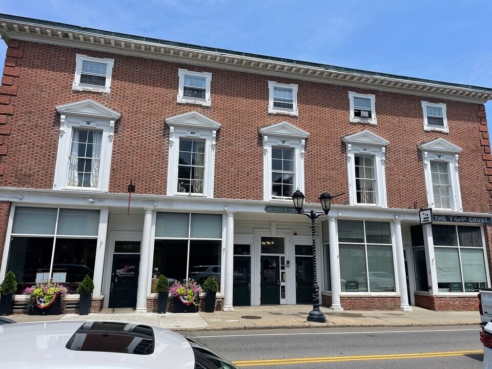 19 Court St in Plymouth, MA - Building Photo