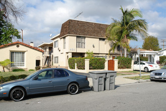 401 S Fischer St in Glendale, CA - Foto de edificio - Building Photo