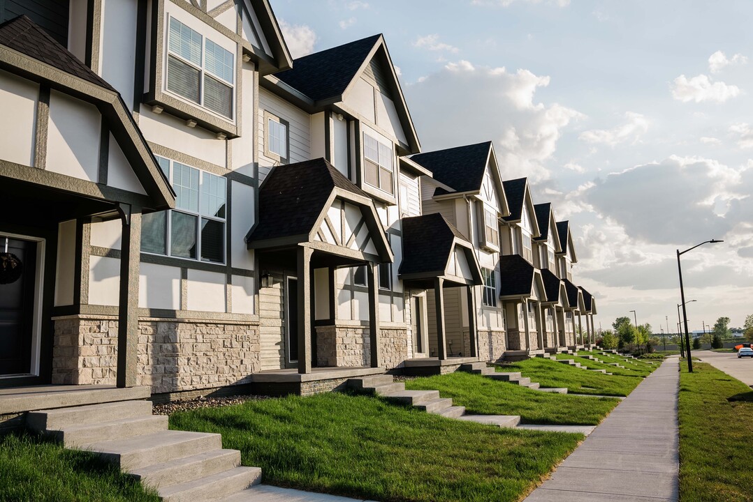 Chalet at Prairie Trail in Ankeny, IA - Foto de edificio