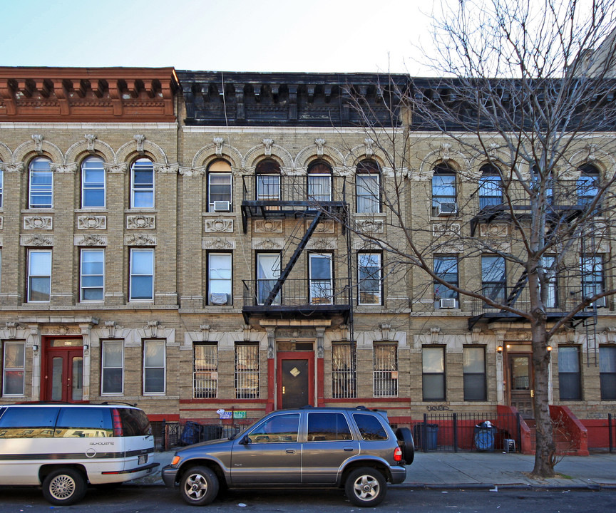 421 Rogers Ave in Brooklyn, NY - Foto de edificio