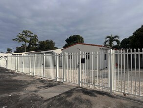 3248 NW 102nd St in Miami, FL - Building Photo - Building Photo