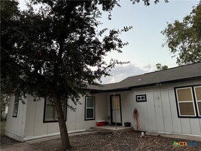 2320 Woodland Dr in Seguin, TX - Building Photo - Building Photo