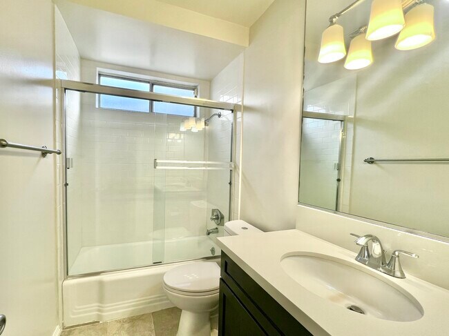 1552 Berkeley St in Santa Monica, CA - Foto de edificio - Building Photo