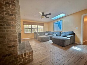 3927 NW 42 Ct in Gainesville, FL - Foto de edificio - Building Photo