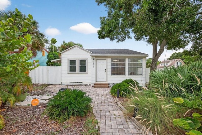 property at 2501 Oakdale St S