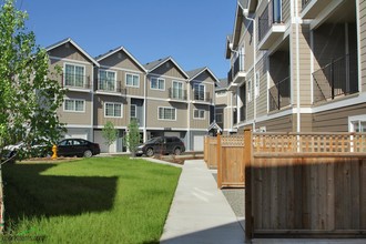 Miller Creek Court in Burien, WA - Foto de edificio - Building Photo