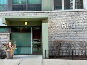 660 W Wayman St in Chicago, IL - Building Photo - Building Photo