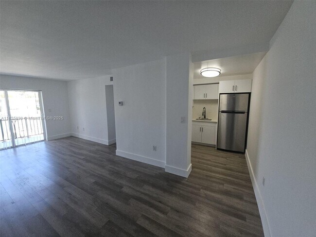 8101 Crespi Blvd in Miami Beach, FL - Building Photo - Building Photo