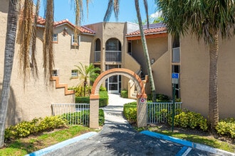 Windmill Lakes in Pembroke Pines, FL - Building Photo - Building Photo