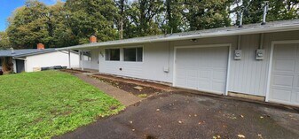 230-232 NE Azalea Dr in Adair Village, OR - Building Photo
