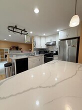 10627 118th Pl NE in Kirkland, WA - Building Photo - Building Photo