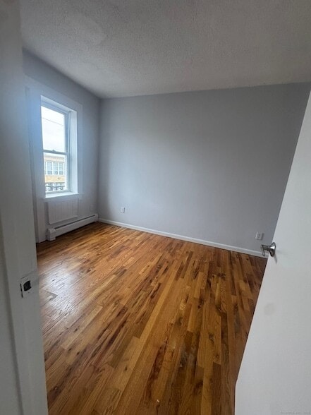 335 Wells St, Unit 24 in Bridgeport, CT - Foto de edificio - Building Photo